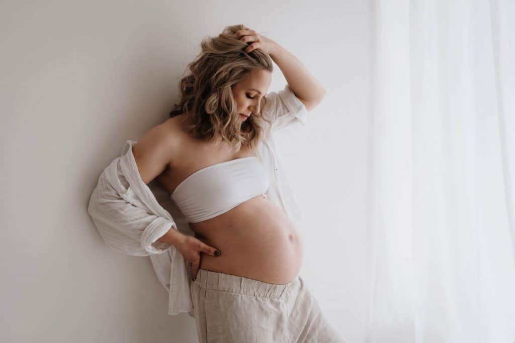 Schwangere in Leinenhose und Bandeau