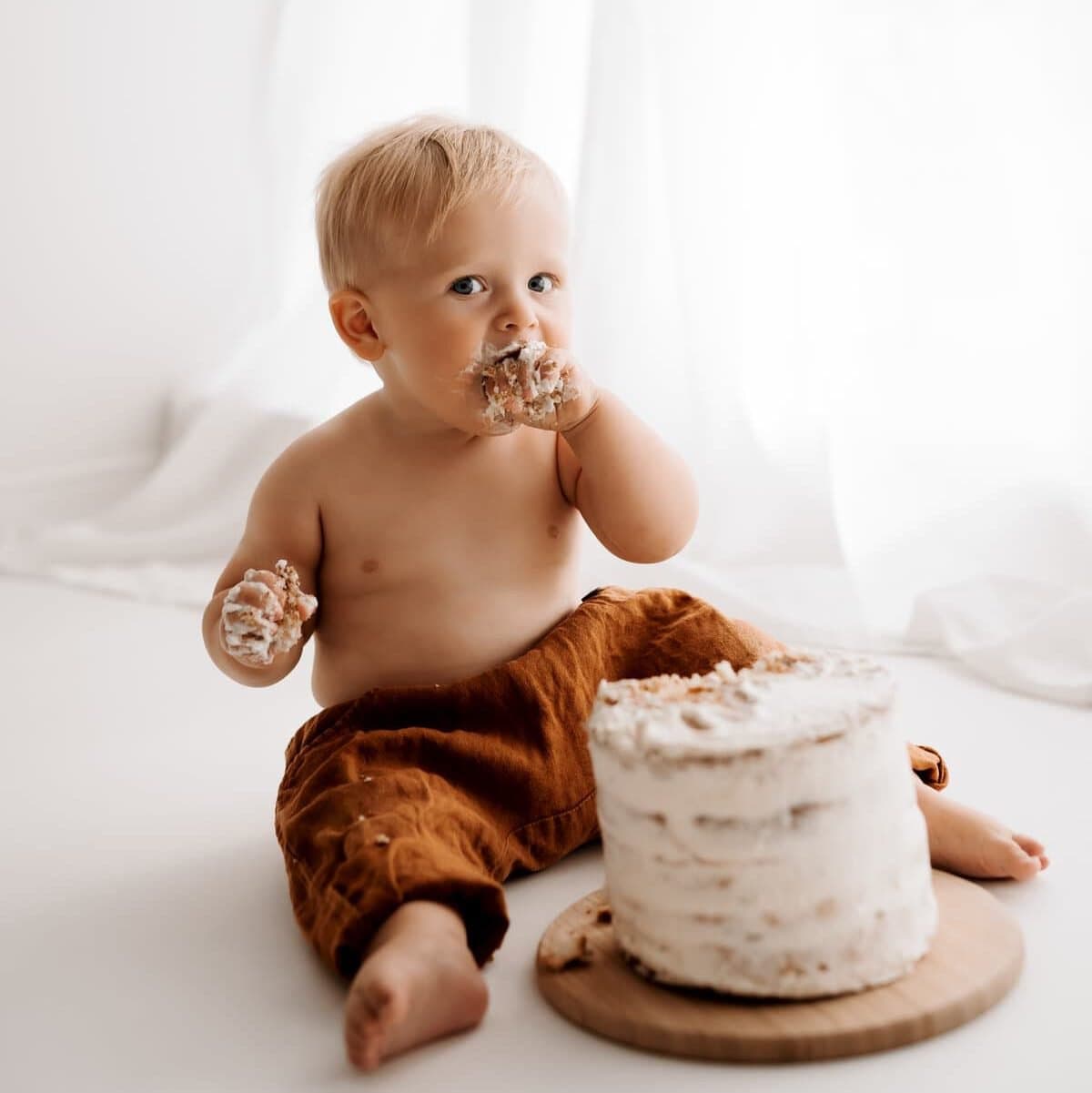 Ein Kleinkind isst eine Torte mit den Händen