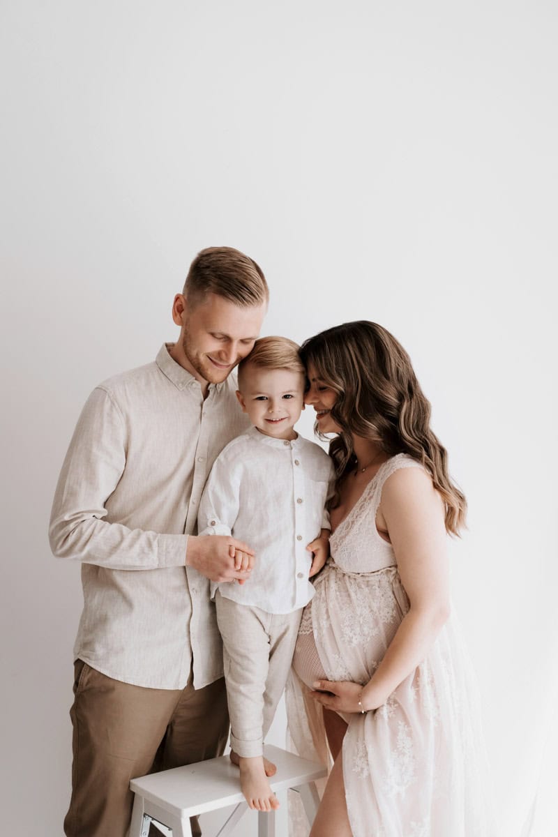 Babybauchfotoshooting mit schwangerer Mama, Partner und kleinem Sohn.